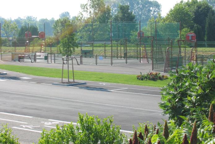 Der Multisportplatz gegenüber des Ferienhauses