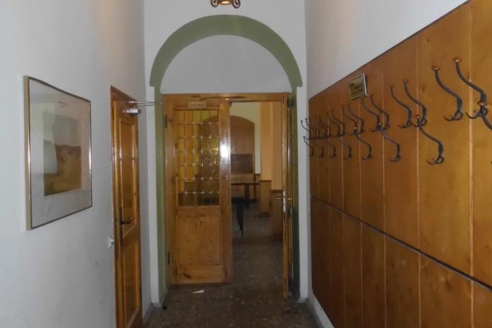 Flur mit Tür zum großen Saal