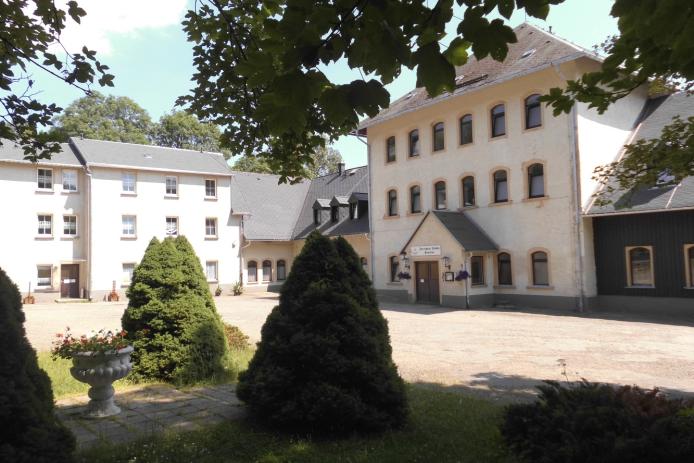 Hof und Garten mit Forsthaus