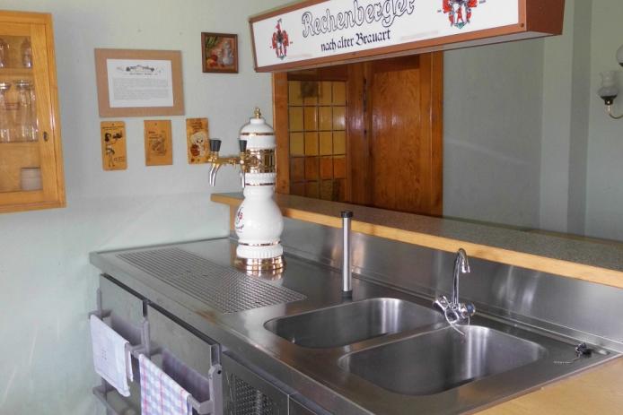 Theke mit Zapfanlage