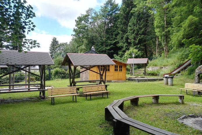 Außengelände mit Riesenrutsche und Spielplatz