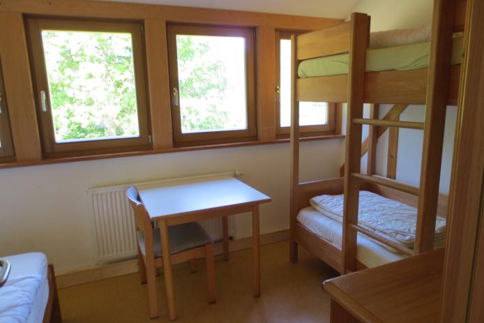 kleines Familienzimmer mit Doppelbett und Stockbett