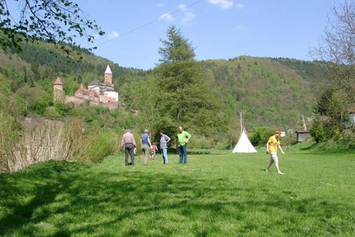 Zelten im Anblick der Burg