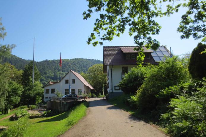 Sanitärbereich Zeltplatz und Gaststätte im linken Gebäude,rechts das Gästehaus