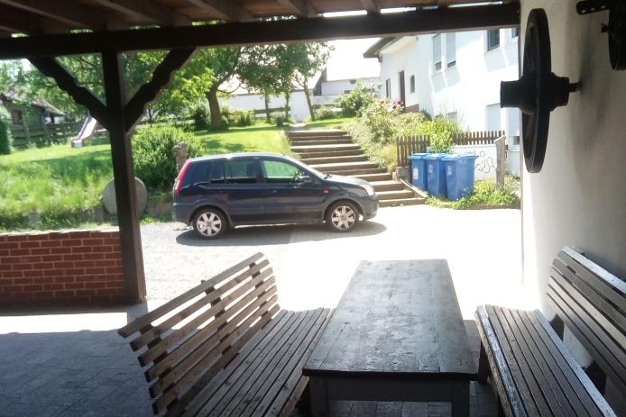 überdachte Freifläche (bis 35 Personen) für Hobbys oder Mahlzeiten draussen