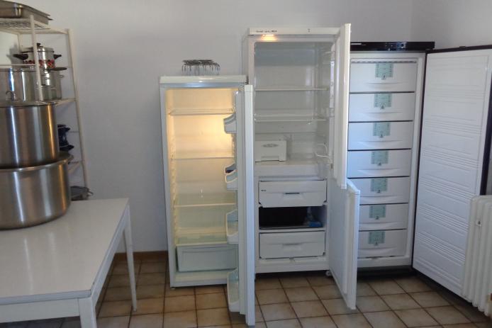 große Speisekammer, zusätzlich noch Regale