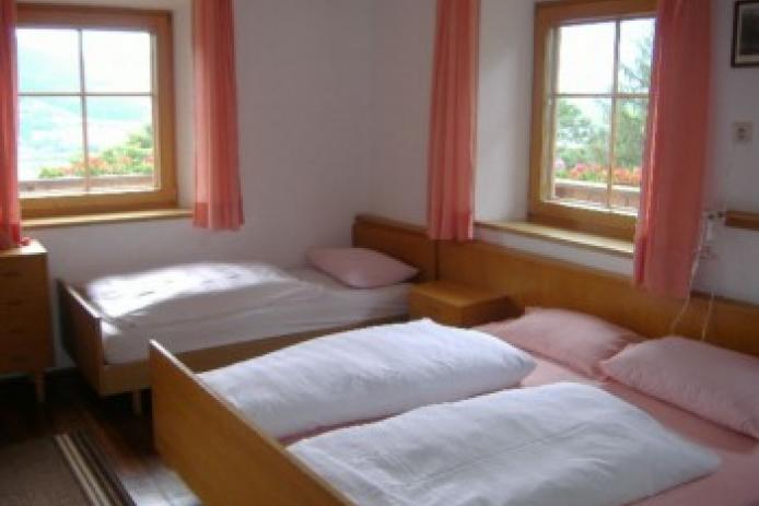 Ein geräumiges Schlafzimmer