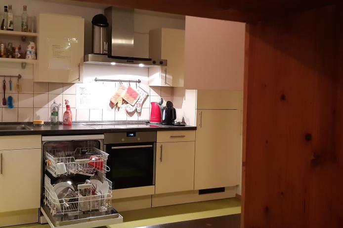 Küche mit Spülmaschine