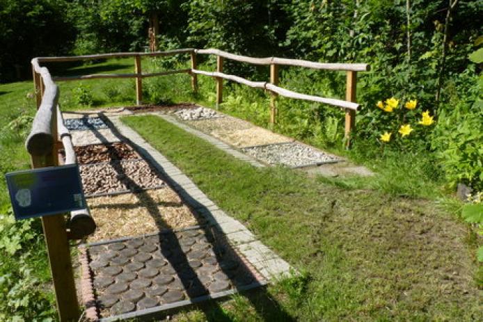 Barfußpfad, Natur-Erlebnisfeld im Garten