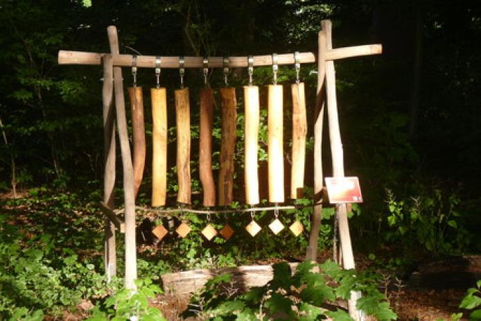 Baumstammxylophon, Natur-Erbebnisfeld im angrenzendes Waldstück