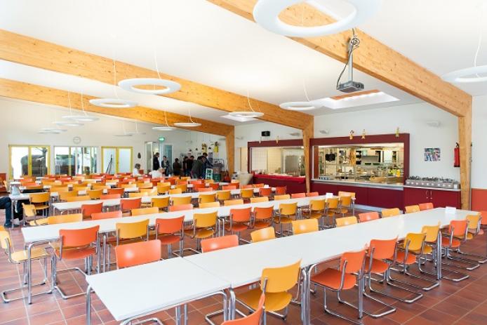 Lichtdurchfluteter Speisesaal