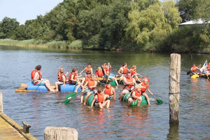 Floßbau bei Event Nature an der Schlei