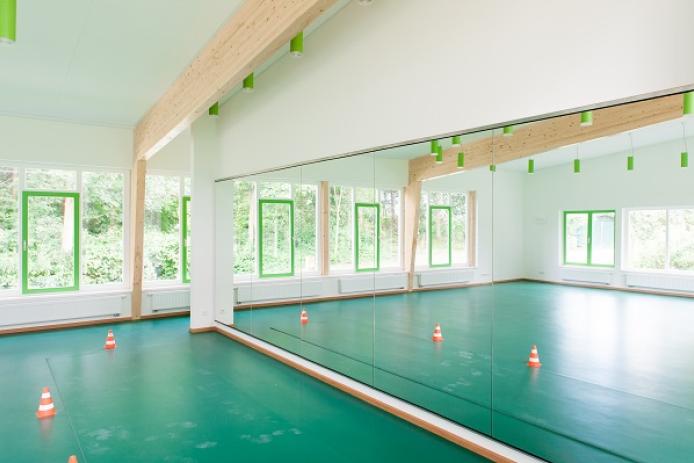 Spiegelraum mit Sportboden 105 qm