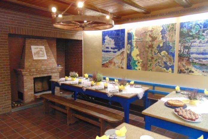 ... Kaminraum (24 Plätze) befinden sich im EG