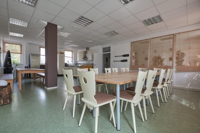 Seminarmultifunktionsraum mit integrierter Küche