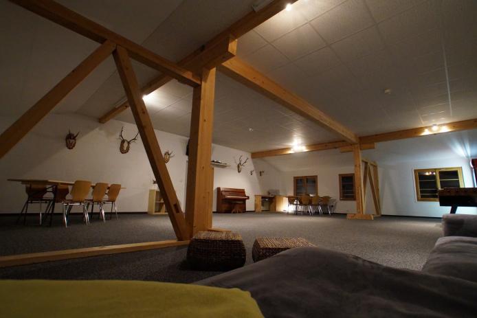 Dach-Lounge (105m2) mit Klavier, Tischfussball, Tischtennis, Minibar