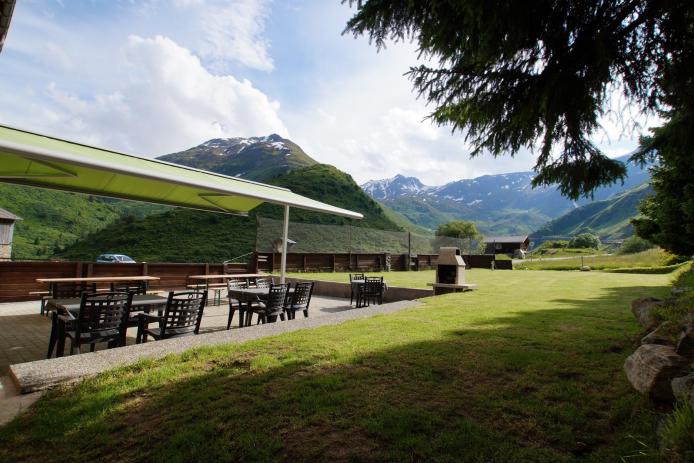 Die grosse Terrasse mit Grill, Sonnenstoren und Zugang zur neuen Spielwiese