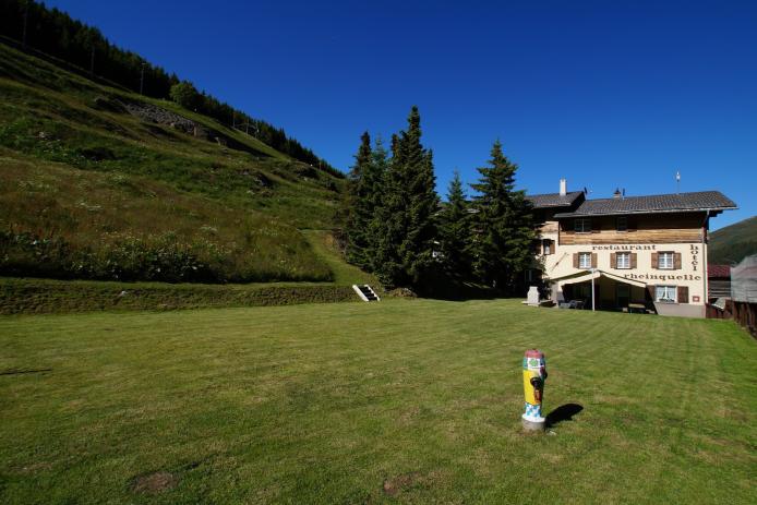 Die Gartenterrasse mit Grill und die neue Spielwiese