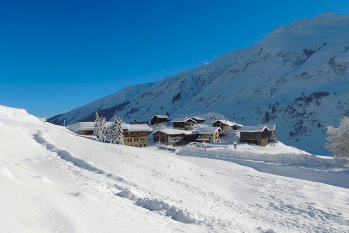 Tschamut, das erste Dorf am Rhein, ein Juwel in den schweizer Alpen