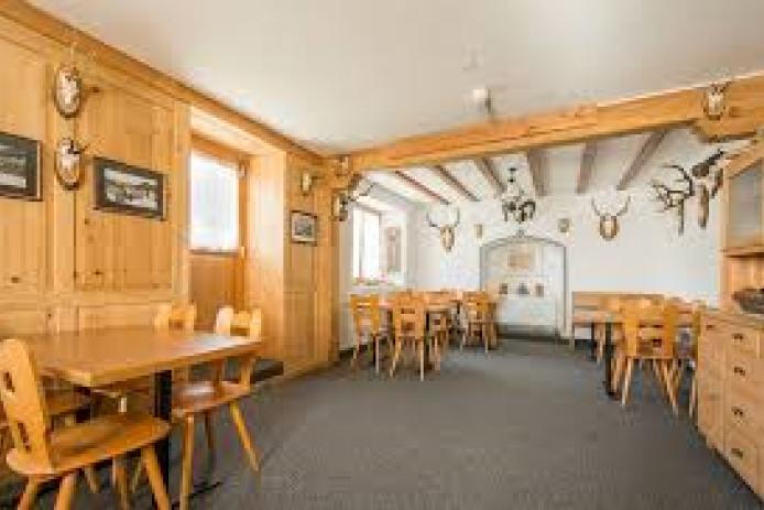 Rustikaler Jägersaal mit Zugang zur gr. Gartenterrasse mit Grill/Spielwiese