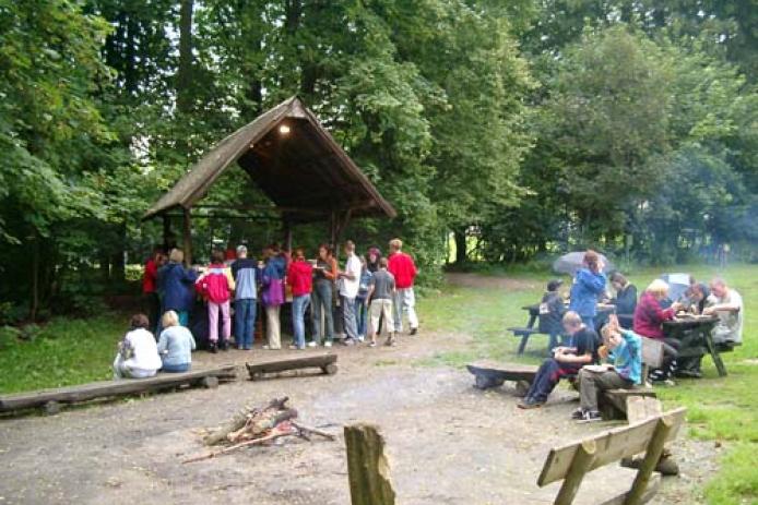 Lagerfeuerstelle mit Grillhütte