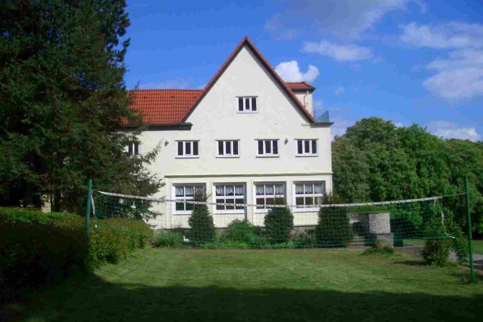 Westseite mit Volleyballfeld