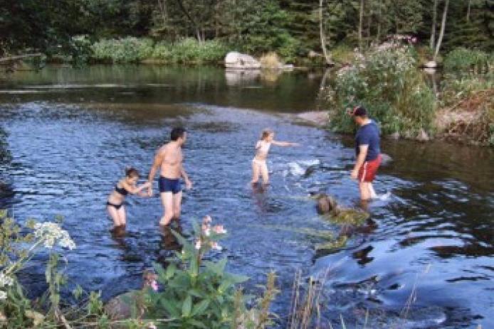 Baden und austoben im nahegelegen Fluss