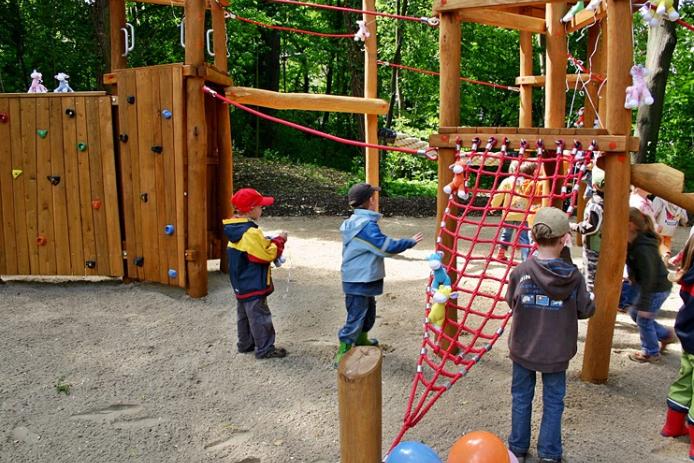 Gruppenhaus mit Spielplatz zum Klettern und Schaukeln, Verstecken und mehr