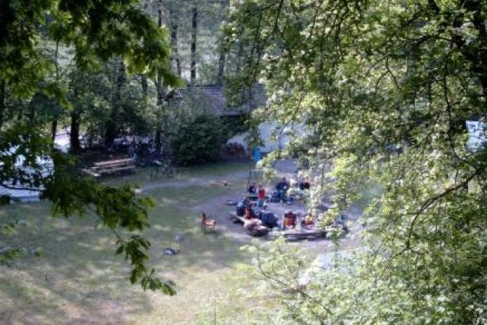 Der Platz hat eine feste Feuerstelle