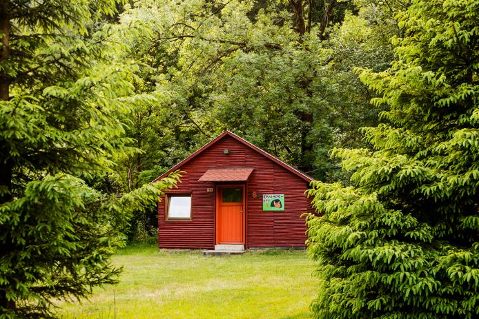 Unsere rustikalen Holzhäuser sind beheizt und mit 4-6 Schlafplätzen ausgestattet.