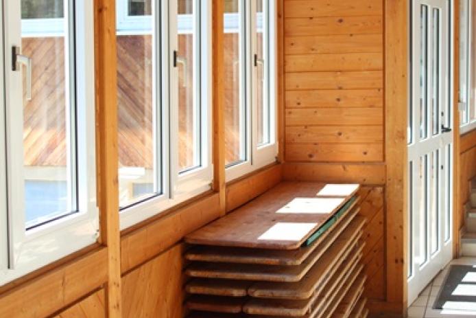 Biergarnituren für draußen vorhanden