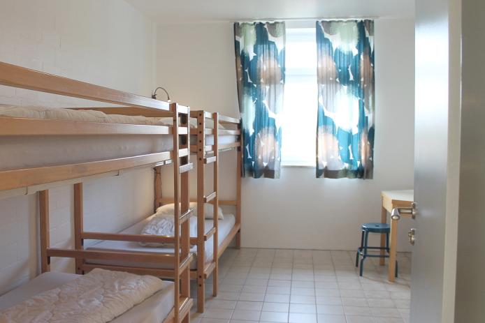 Mehrbett-Zimmer mit Waschgelegenheit