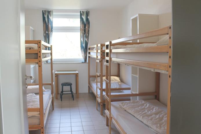 Mehrbett-Zimmer mit Waschgelegenheit