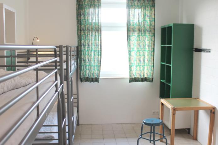 Mehrbett-Zimmer mit Waschgelegenheit