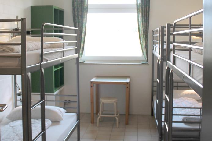 Mehrbett-Zimmer mit Waschgelegenheit