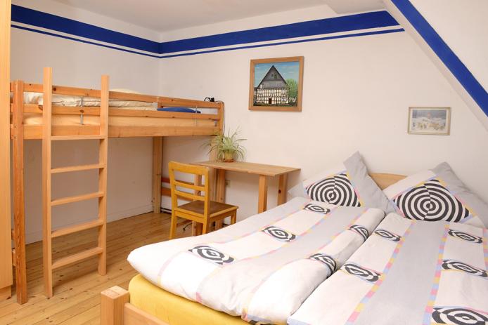 Das Dreibettzimmer mit Doppelbett und Hochbett