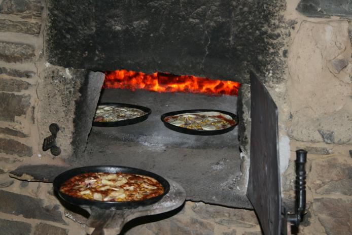 Im funktionstüchtigen Backofen, wird zu besonderen Anlässen gebacken.
