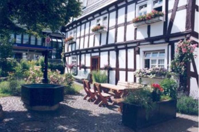 Der Dorfbrunnen vor dem Ferienhaus
