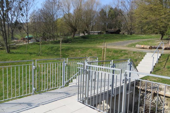 Blick von der neuen Terrasse am Rheinberger-Saal auf das Außengelände.