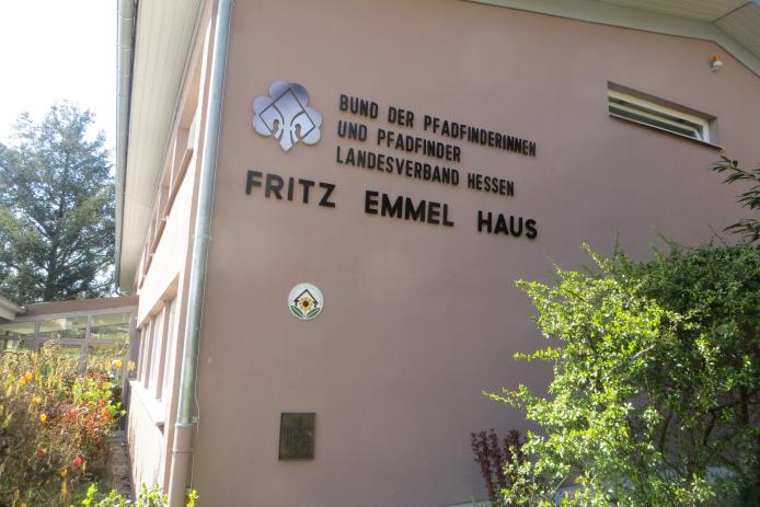 Das obere und älteste Haus mit dem Schriftzug.