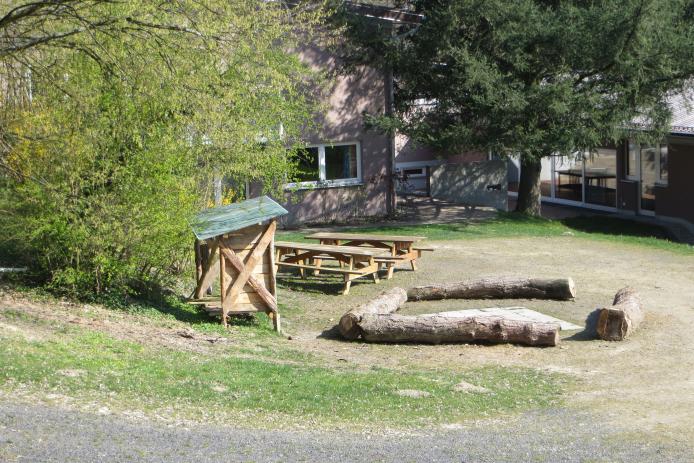 Die Feuerstelle am oberen Haus.