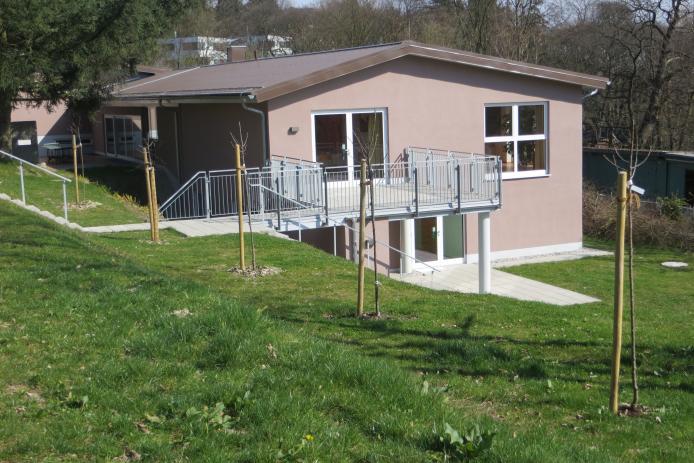 Der neue Anbau mit Terrasse vom unteren Haus.