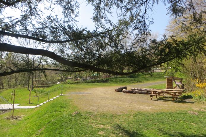 Blick vom Innenhof auf die Außenanlage.