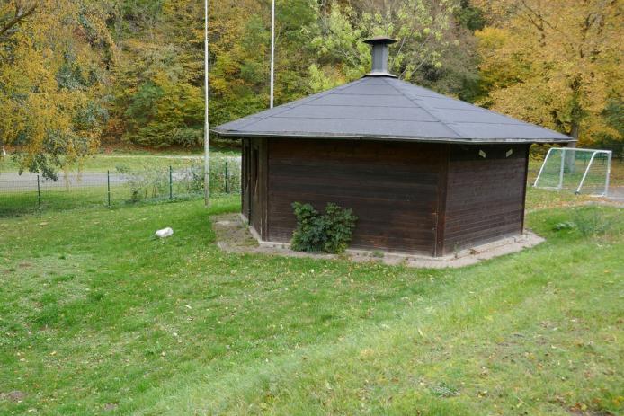 Wiese mit Grillhütte