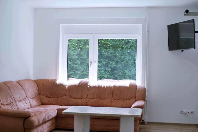 Kleiner Gruppenraum mit TV