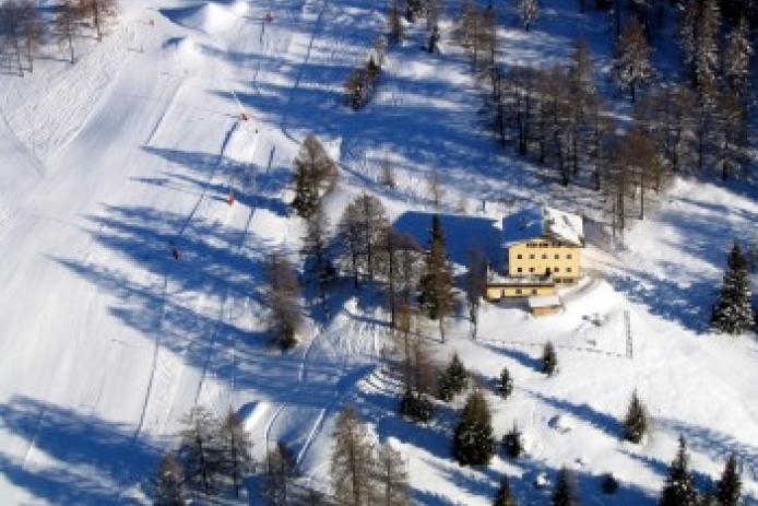 Die Hütte ist mitten im Skigebiet