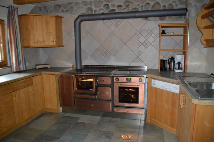 geräumige Wohnküche mit Holz+El.herd