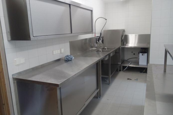 Spülbereich mit Haubenspülmaschine