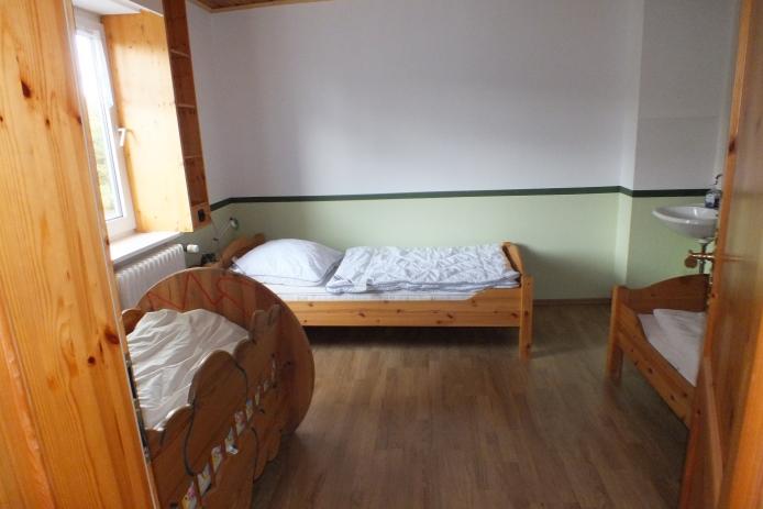 Das Schlafzimmer mit Kinderbett