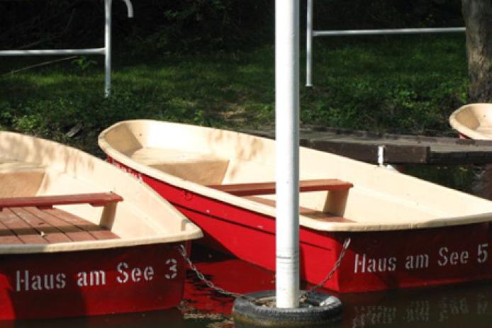 und eigenen Ruderbooten